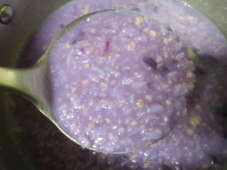 紫薯燕麦粥,小火煮2分钟，一边煮一边用勺子搅动。
