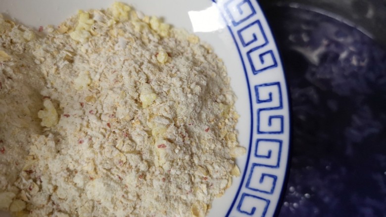 紫薯燕麦粥,下入混合燕麦片，用勺子搅拌均匀。