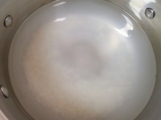 紫薯燕麦粥,加入纯净水大火烧开。