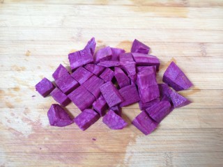 紫薯燕麦粥,紫薯去皮切成小块。