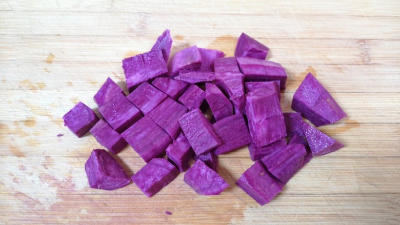 紫薯燕麦粥,<a style='color:red;display:inline-block;' href='/shicai/ 2643'>紫薯</a>去皮切成小块。