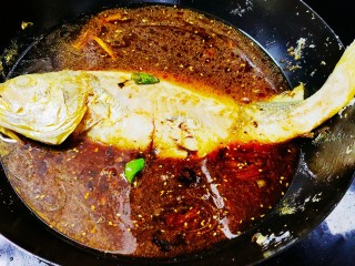 红烧黄鱼,加入适量的水，盐和鸡精，大火烧