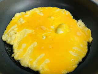 腊肠炒鸡蛋,待表面凝固后再划散盛入碗中