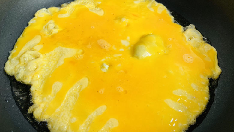 腊肠炒鸡蛋,待表面凝固后再划散盛入碗中