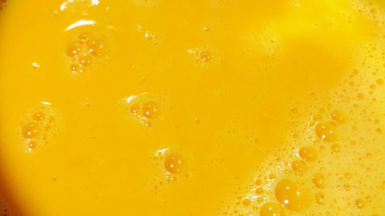 腊肠炒鸡蛋,鸡蛋打散少添加少许清水搅匀这样鸡蛋炒出来口感更佳