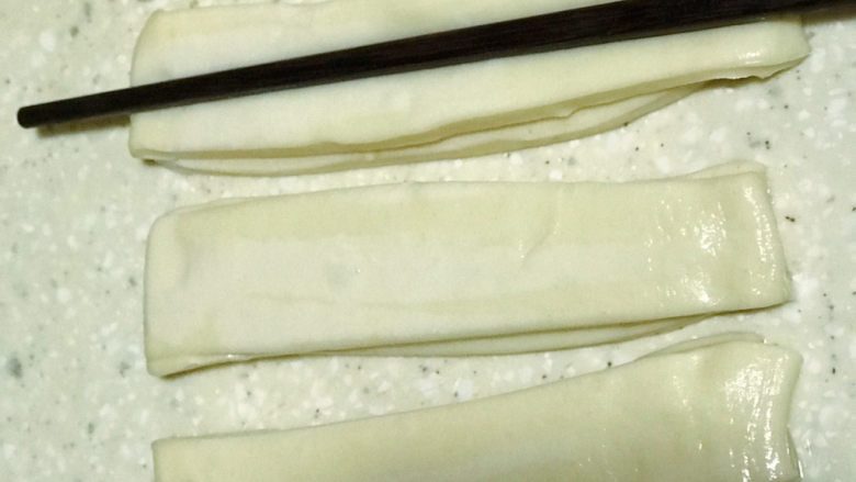 浅湘食光&牛奶油条,用筷子按压中间