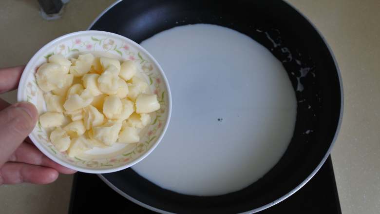 奶酪汁欧芹细面,平底锅内倒入牛奶，放奶酪粒加热至融化