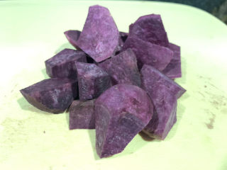 紫薯燕麦粥,紫薯切块；