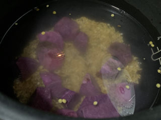 紫薯燕麦粥,将紫薯和燕麦米倒入电饭煲；