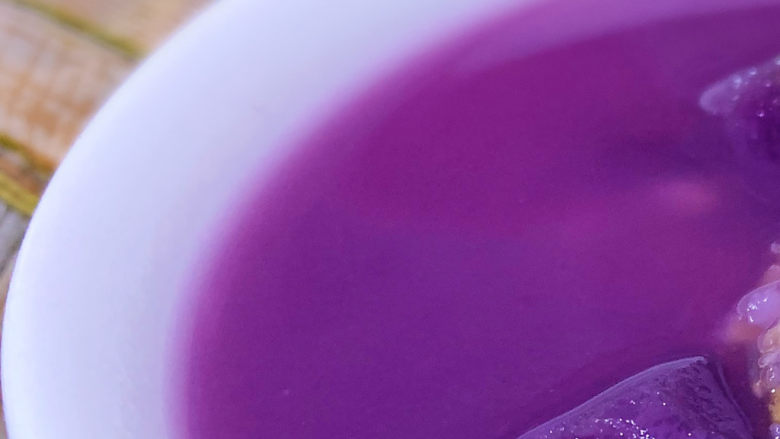 紫薯燕麦粥,紫薯含有丰富的花青素；