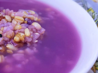 紫薯燕麦粥,燕麦颗粒分明；