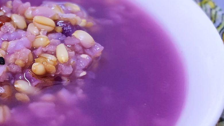 紫薯燕麦粥,燕麦颗粒分明；