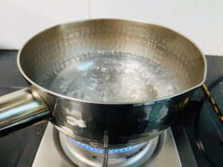 紫薯燕麦粥,锅中加入500ml清水大火烧开
