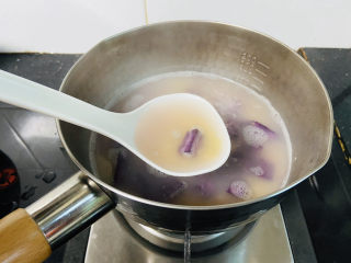 紫薯燕麦粥,搅拌一下