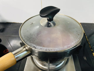 紫薯燕麦粥,盖上锅盖煮十分钟