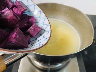 紫薯燕麦粥,倒入紫薯