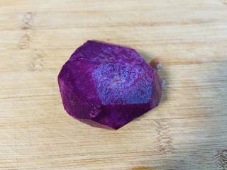 紫薯燕麦粥,紫薯洗净去皮