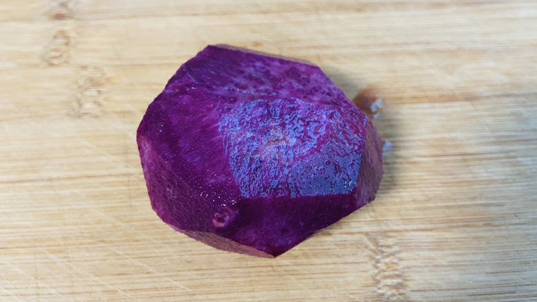 紫薯燕麦粥,紫薯洗净去皮