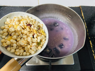 紫薯燕麦粥,加入水果坚果燕麦