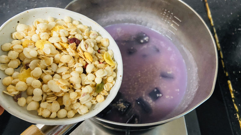 紫薯燕麦粥,加入水果坚果燕麦