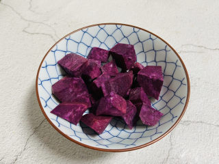 紫薯燕麦粥,切小块备用