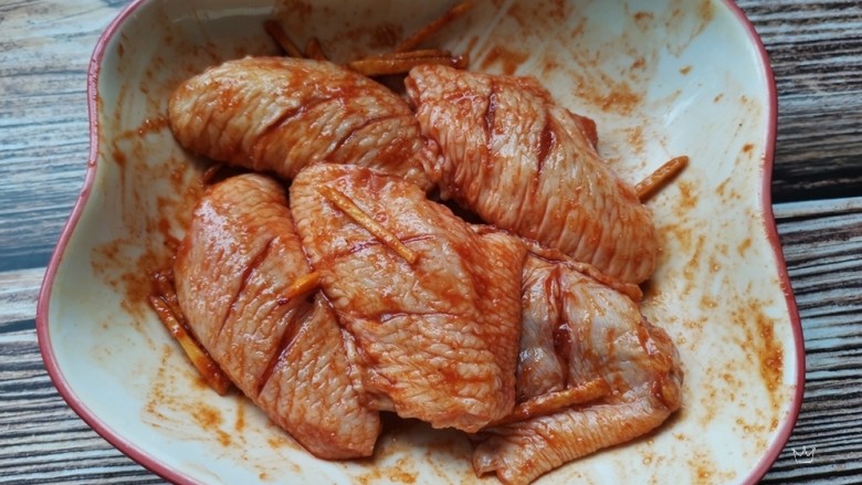 薯片鸡翅,搅拌均匀腌制30分钟