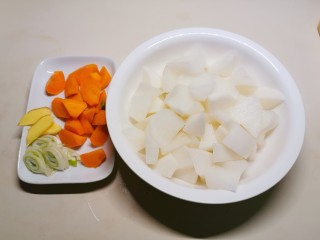 牛腩萝卜汤,两种萝卜切块  葱姜切片