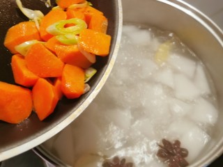 牛腩萝卜汤,放入炒好的胡萝卜块