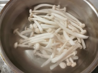 牛腩萝卜汤,白玉菇清洗干净 用开水汆烫捞出