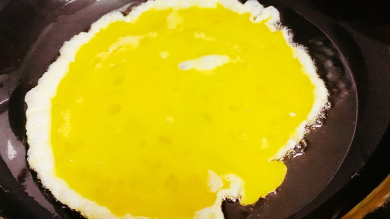 什锦炒饭,锅中倒油，油热后倒入鸡蛋液