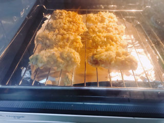薯片鸡翅,烤箱180度，30分钟。根据各自的烤箱情况调整。