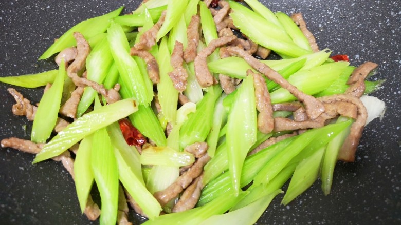 芹菜炒牛肉,翻炒均匀关火出锅。