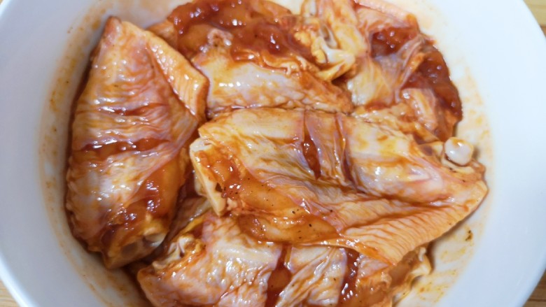 薯片鸡翅,带上一次性手套抓匀，盖上保鲜膜放入冰箱腌制一晚上。