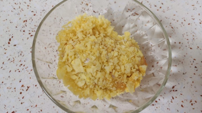 薯片鸡翅,最后将沾满蛋液的鸡翅放入薯片碎里面打个滚，沾满薯片碎。
烤箱上下管200度预热。