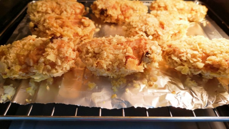 薯片鸡翅,15分钟之后取出鸡翅翻面，送入烤箱上下管200度继续烤10分钟。