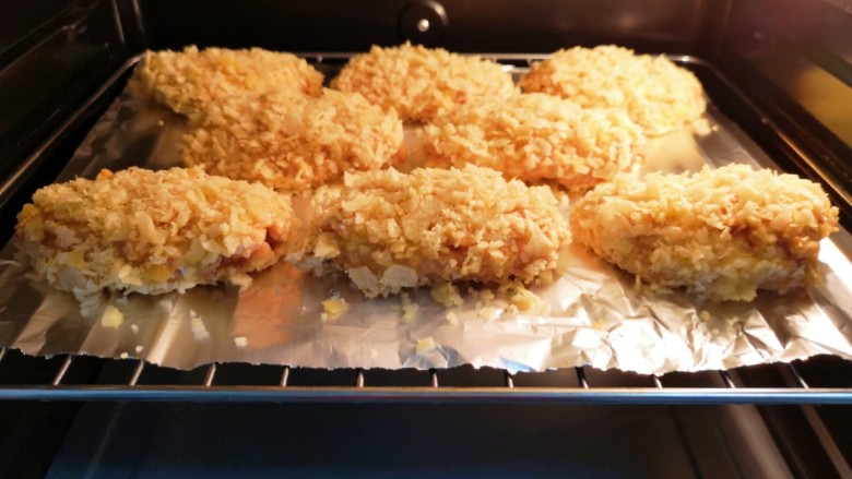 薯片鸡翅,送入预热好的烤箱，上下管200度烤15分钟。