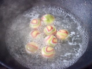 雨花石黑芝麻核桃汤圆,锅中倒入适量的清水烧开，把雨花石汤圆煮熟。