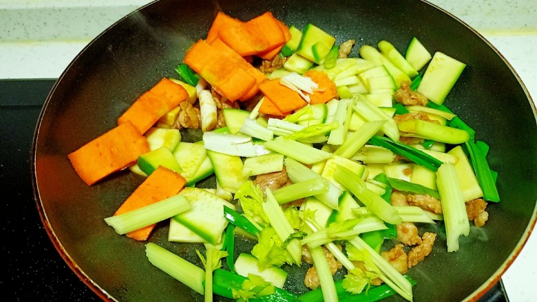 羊肉炒西葫芦、芹菜,放入芹菜、胡萝卜