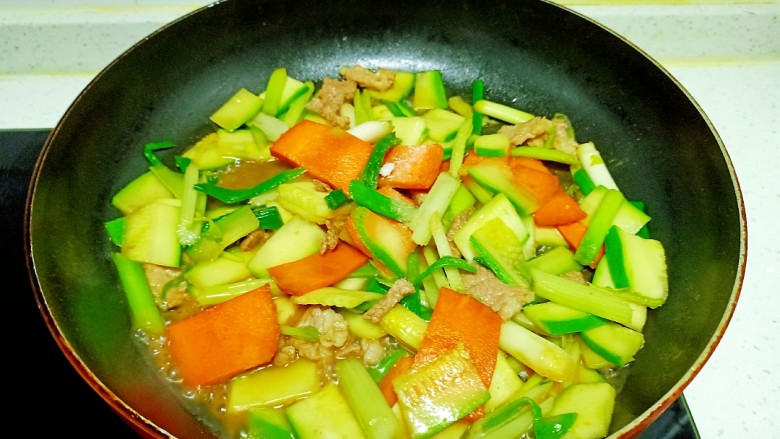 羊肉炒西葫芦、芹菜,放入适量盐