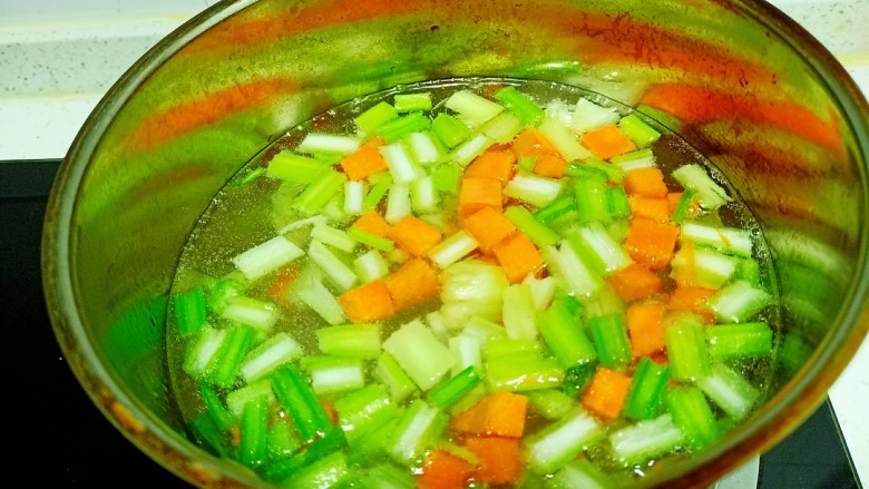 凉拌花生米、芹菜、胡萝卜,锅中放入适量清水，水开后放入芹菜、胡萝卜，焯水60秒