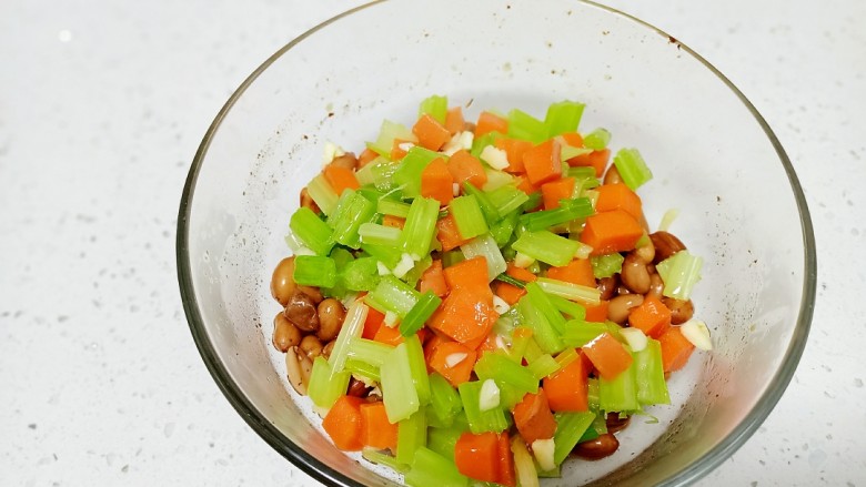 凉拌花生米、芹菜、胡萝卜,将花生米放入碗中，倒入凉拌的胡萝卜、芹菜