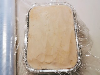 芸豆糕,再铺上一层白色芸豆沙  共3层