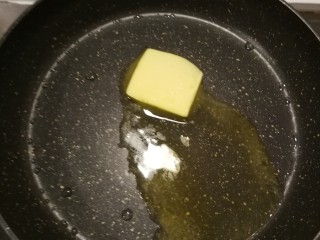 芸豆糕,锅中放入黄油 加热