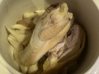 猴头菇鸡汤,放入铺有后头菇的炖锅中；