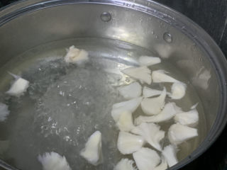 猴头菇鸡汤,水开时放入猴头菇；