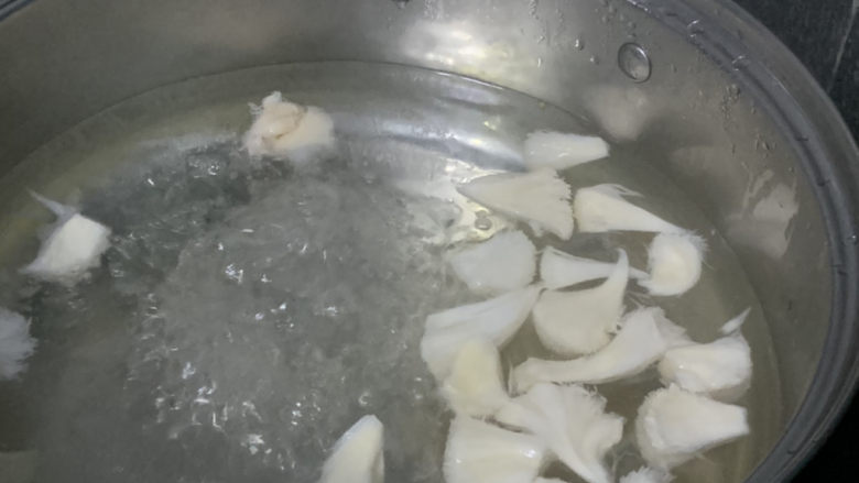 猴头菇鸡汤,水开时放入猴头菇；