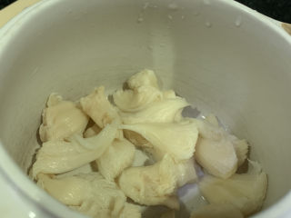 猴头菇鸡汤,将捞好的猴头菇铺炖锅底部；