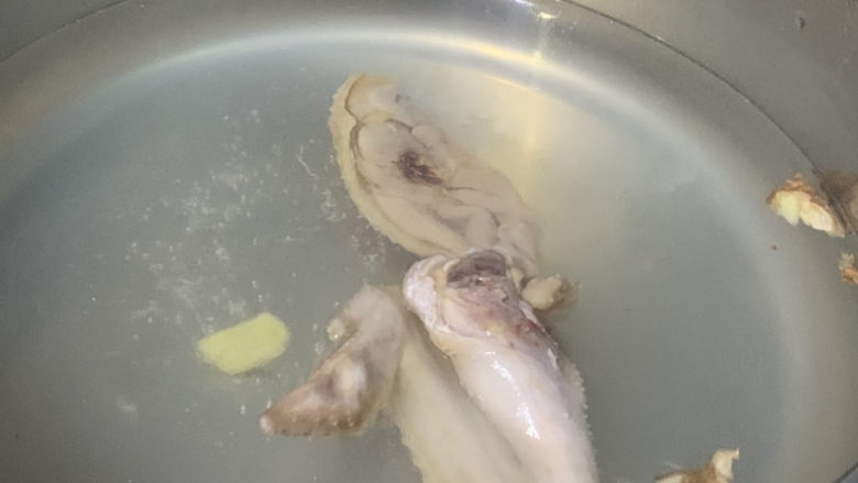 猴头菇鸡汤,解冻好的鸡肉放入沸水，加姜片和料酒，焯水；