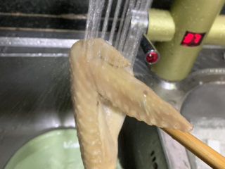 猴头菇鸡汤,捞出用水冲干净；