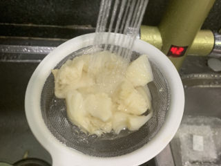 猴头菇鸡汤,1分钟后，捞出用水冲洗；